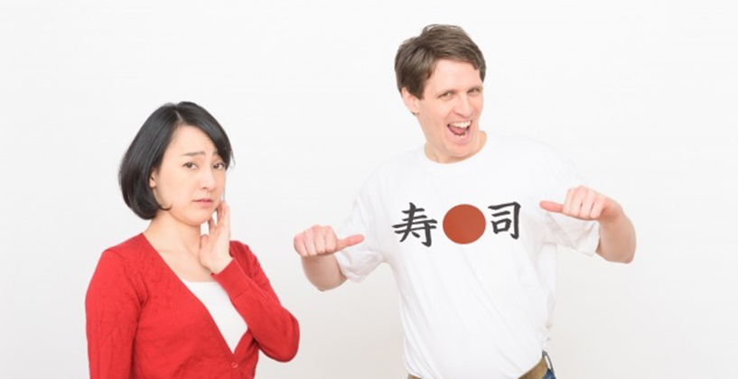 漢字Tシャツを着た外国人