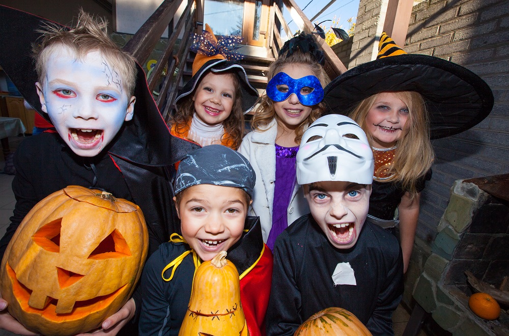 ハロウィンの仮装をした子供たち