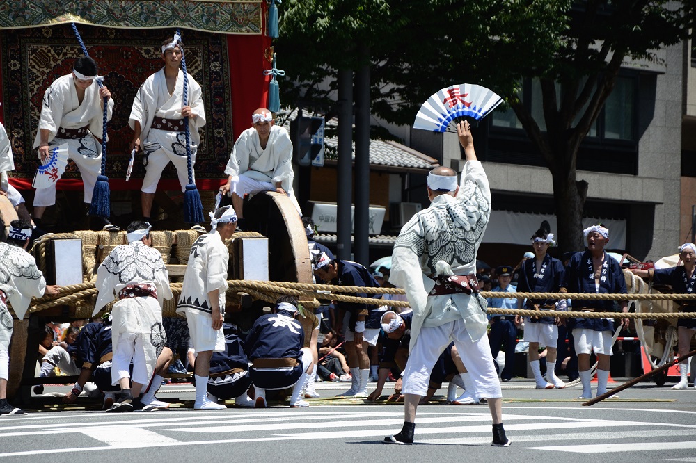 地元のお祭りで山車を引く人達