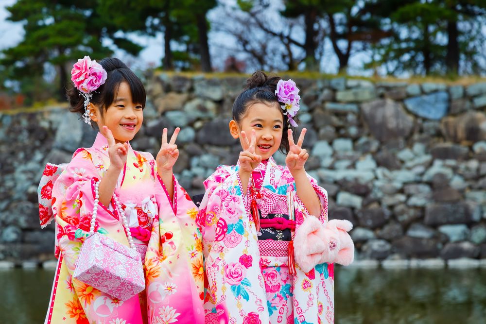 晴れ着姿の子供達を写真撮影